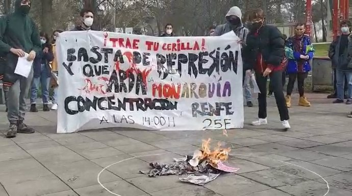 Jóvenes queman fotos del rey actual y el emérito en una protesta a favor de Pablo Hasel en la UAM