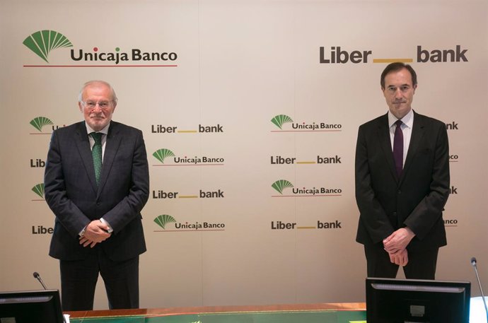 Archivo - Manuel Azuaga (Unicaja) y Manuel Menéndez (Liberbank)