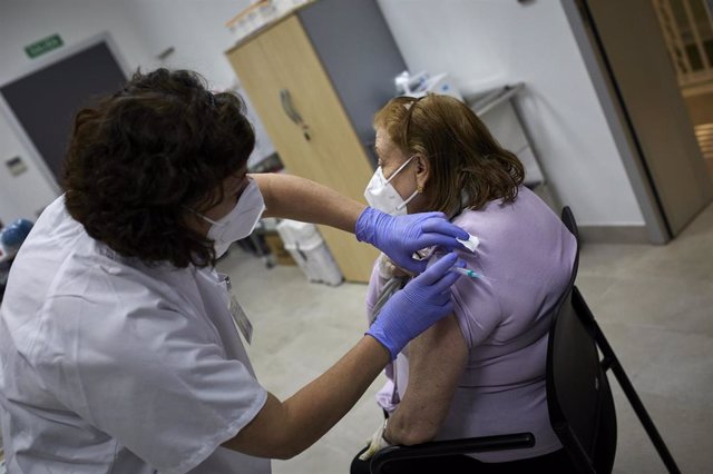 Una octogeniaria es vacunada con la primera dosis de la vacuna de Pfizer en el Centro de Salud Andrés Mellado.