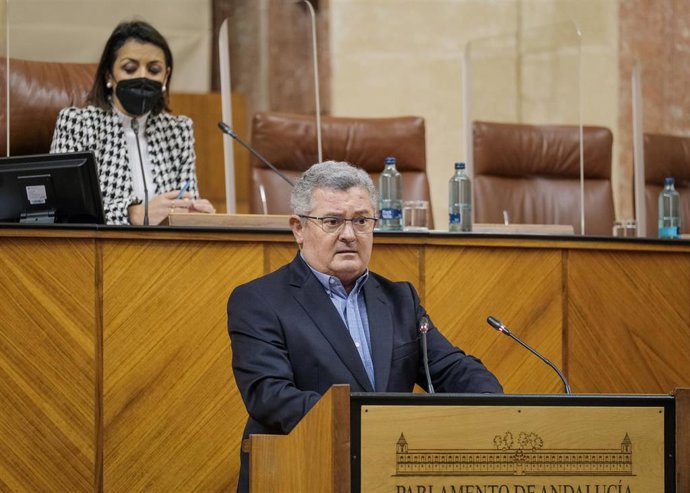 El parlamentario del PSOE-A Jesús María Ruiz, en el Pleno del Parlamento.