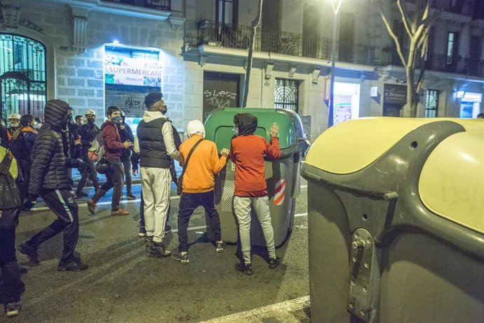 Los manifestantes vacían los contenedores de basura durante una protesta contra el encarcelamiento del rapero español Pau Rivadulla Duro, conocido como Pablo Hasel