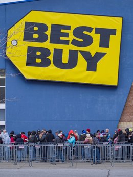 Archivo - 28 November 2019, US, Ankeny: Shoppers line up in front of the Best Buy store in Ankeny, as the Black Friday sales begin on the Thanksgiving Day. Photo: Jack Kurtz/ZUMA Wire/dpa