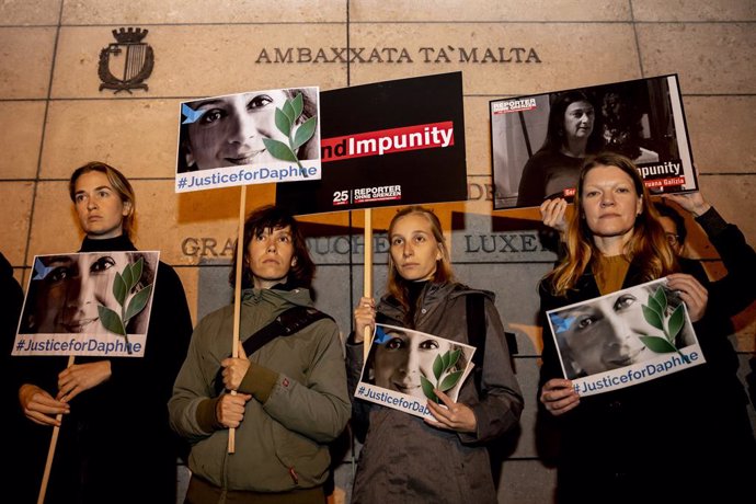 Archivo - 16 October 2019, Berlin: People take part in a vigil in front of the Maltese embassy in remembrance of Maltese journalist Daphne Caruana Galizia who was murdered by a car bomb on 16 October 2017. Photo: Christoph Soeder/dpa