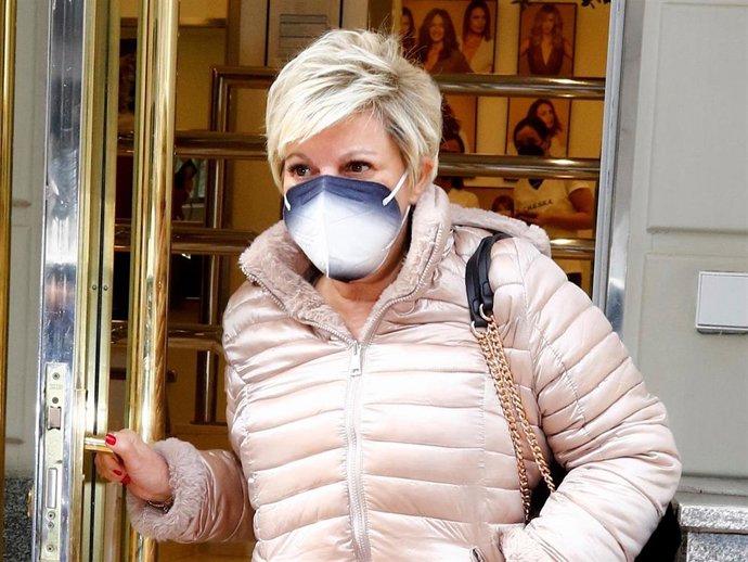 TERELU CAMPOS SALIENDO DELA PELUQUERÍA