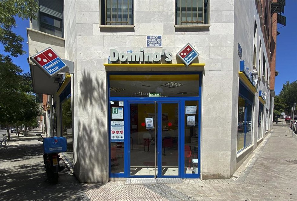 Archivo - Un establecimiento de Domino's Pizza en Madrid, a 17 de julio de 2020. La cadena de comida rápida registró un beneficio neto de 118,7 millones de dólares (103,9 millones de euros) en su segundo trimestre fiscal, finalizado a mediados de junio,
