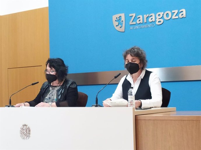 Las concejales de ZeC y Podemos, Luisa Broto (dcha) y Amparo Bella (izda)