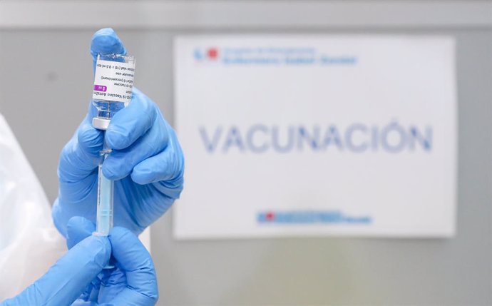 Un profesional sanitario sostiene un frasco con la vacuna contra el COVID-19 de AstraZeneca, en Madrid, España.