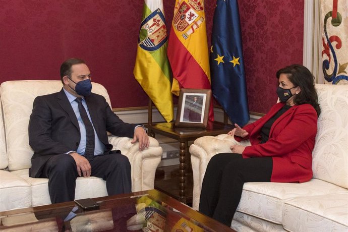 La presidenta del Gobierno de La Rioja, Concha Andreu (d), y el ministro de Transportes, Movilidad y Agenda Urbana, José Luis Ábalos (i), durante una reunión en la sede del Gobierno de La Rioja, en Logroño, La Rioja (España), a 25 de febrero de 2021. 