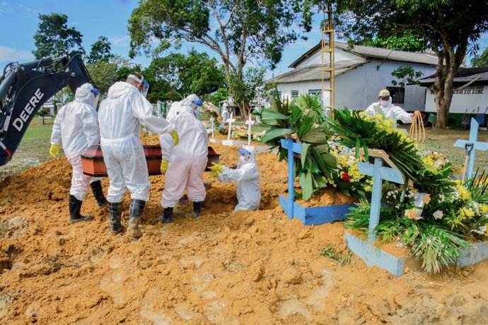 HANDOUT - 10 February 2021, Brazil, Manaus: A coronavirus victim is being buried at the Taruma cemetery. Due to the increasing number of Covid 19 deaths, the government has decided to expand the capacity of the cemetery. Photo: Valdo Leo/Semcom/Manaus/