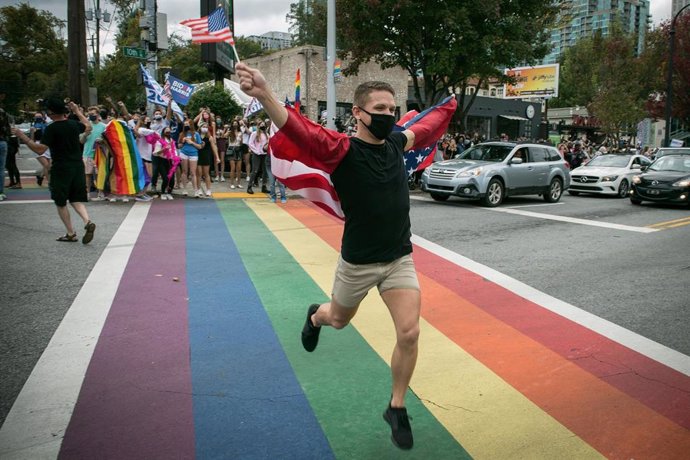 Archivo - La comunidad LGBTQ de Atlanta celebra la victoria de Joe Biden en las eleciones de noviembre.