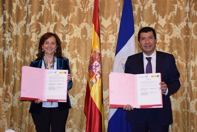 La directora de la Biblioteca Nacional, Ana Santos Aramburo, y el embajador de Nicaragua, Carlos Midence, exponen la firma del Memorándum de Entendimiento.