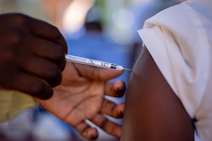 Vacunación a personal sanitario en Zimbabue.