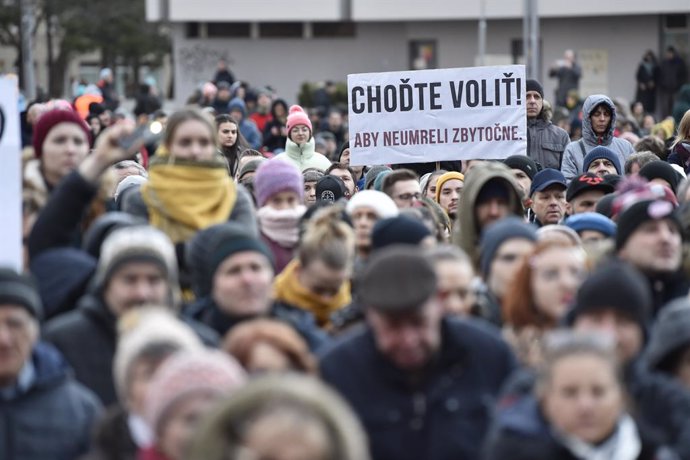 Archivo - 21 February 2020, Slovakia, Bratislava: People attend a commemoration ceremony marking the second anniversary of the murder of the investigative journalist Jan Kuciak and his fiancee Martina Kusnirova, one week ahead of the parliamentary elect
