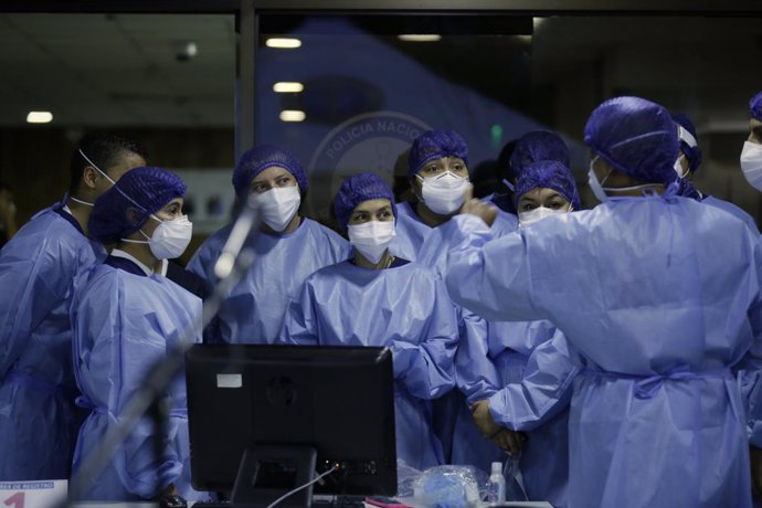 18 February 2021, Colombia, Bogota: A health worker gives instructions to colleagues at the start of the Coronavirus vaccination campaign in nine hospitals. Atotal of 12,582 doses of Pfizer-BioNtech's Covid-19 vaccine were distributed in the Colombian 