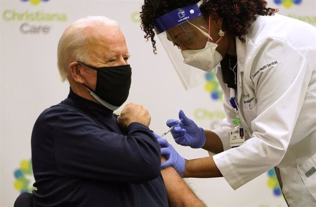 Archivo - El presidente electo de Estados Unidos, Joe Biden, recibe la primera dosis de la vacuna contra el coronavirus