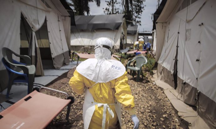 Archivo - Trabajador sanitario durante el brote de ébola en República Democrática del Congo