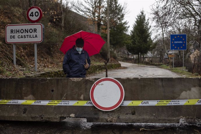 Un hombre pasea alrededor del cierre de la frontera de Rihonor/Rio de Onor en la Sierra de la Culebra (Zamora) con Portugal, en Zamora, Castilla y León (España), a 7 de febrero de 2021. El Gobierno de Portugal decidió cerrar las fronteras con España, al