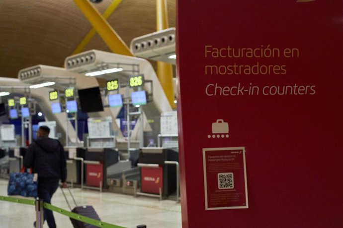 Interior de la terminal T4 del Aeropuerto Adolfo Suárez Madrid-Barajas el mismo día en que se restringen los vuelos procedentes de Brasil y Sudáfrica, en Madrid, (España), a 3 de febrero de 2021. Esta restricción, impuesta por el Gobierno de España desd
