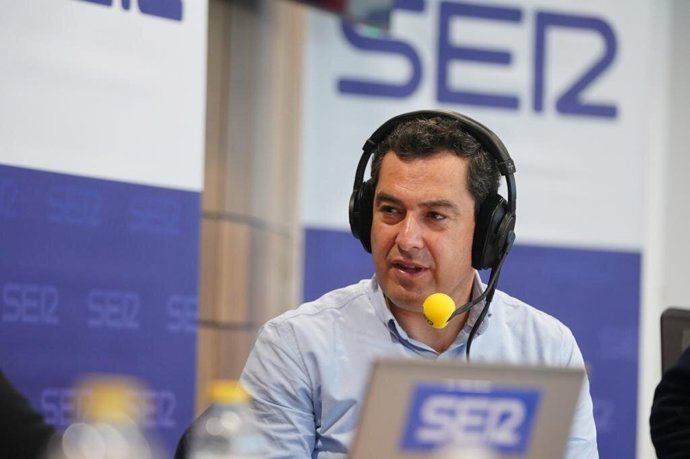 Juanma Moreno, este viernes, durante la entrevista