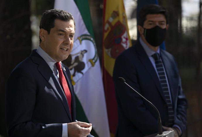 El presidente de la Junta de Andalucía, Juanma Moreno (i), junto al vicepresidente de la Junta, Juan Marín (d), en una foto de archivo tras el Consejo de Gobierno del pasado 23 de febrero de 2021 en Ronda (Málaga).