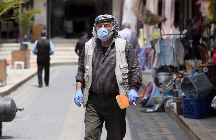Archivo - Un palestino con mascarilla en la ciudad cisjordana de Nablús durante la pandemia de coronavirus