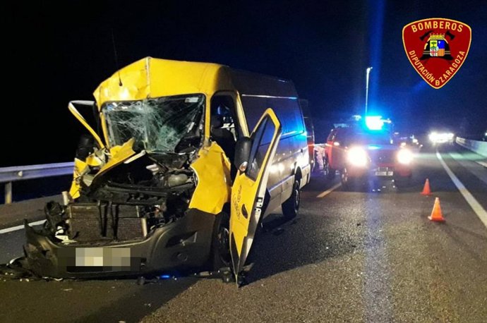 Herida la conductora de furgoneta tras chocar contra un camión en la N-II, en el puerto de la Perdiz.