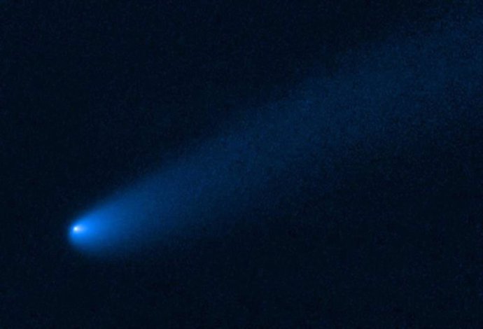 El Telescopio Espacial Hubble de la NASA tomó esta imagen del joven cometa P/2019 LD2 mientras orbita cerca de los antiguos asteroides capturados por Júpiter, que se llaman troyanos.