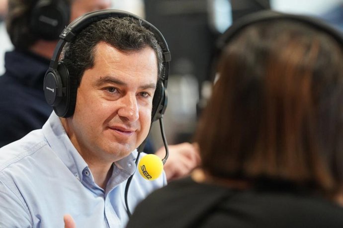 Juanma Moreno, este viernes, durante la entrevista