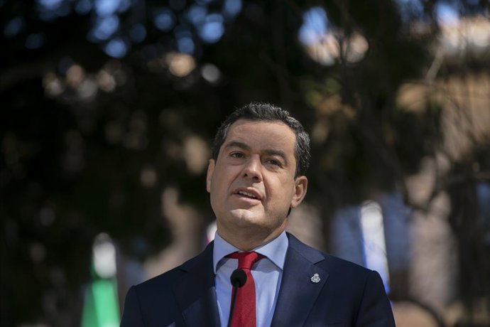 El presidente de la Junta de Andalucía, Juanma Moreno, en una foto de archivo tras el Consejo de Gobierno del 23 de febrero de 2021 en Ronda (Málaga).