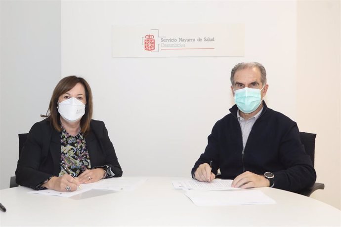 Rosa Ramos, presidenta del Colegio Oficial de Psicología de Navarra, y Gregorio Achutegui, director gerente del Servicio Navarro de Salud-Osasunbidea