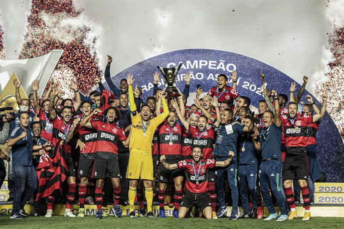 HANDOUT - 26 February 2021, Brazil, Sao Paulo: Flamengo players celebrate with the championship trophy after the end of the Brazilian Serie A soccer match between Sao Paulo and Flamengo at the Cicero Pompeu de Toledo Stadium. Photo: Alexandre Vidal/Club