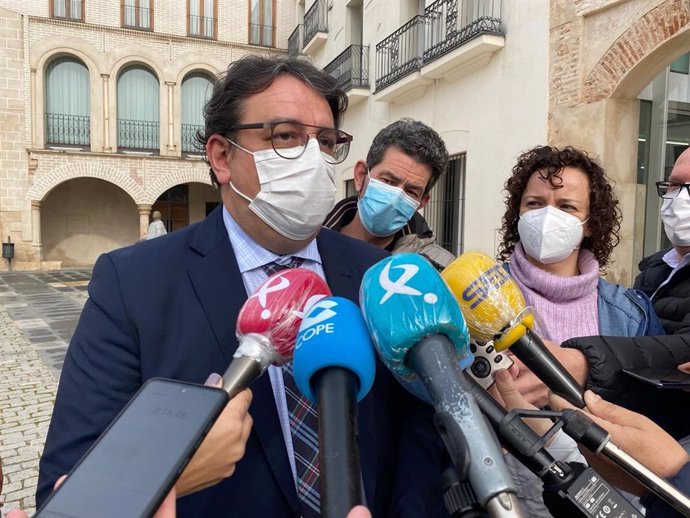 El consejero de Sanidad, José María Vergeles, atiende a los medios en Badajoz