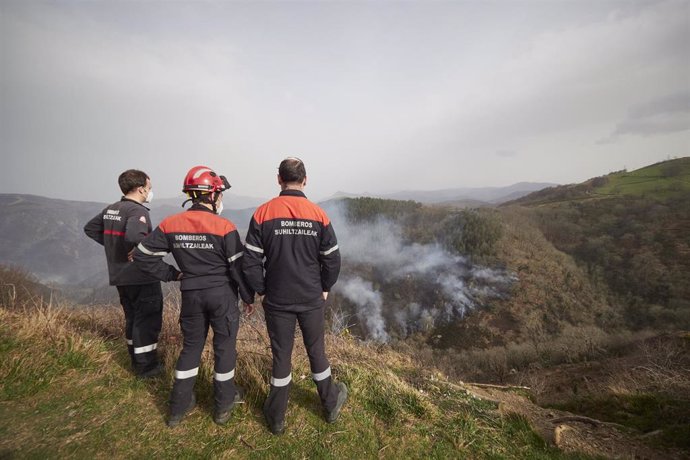 Tres bomberos de Navarra estudian el terreno del incendio iniciado en Bera y Lesaka