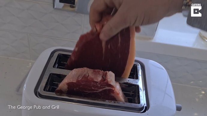 Este hombre explica de cómo cocinar un filete en una tostadora