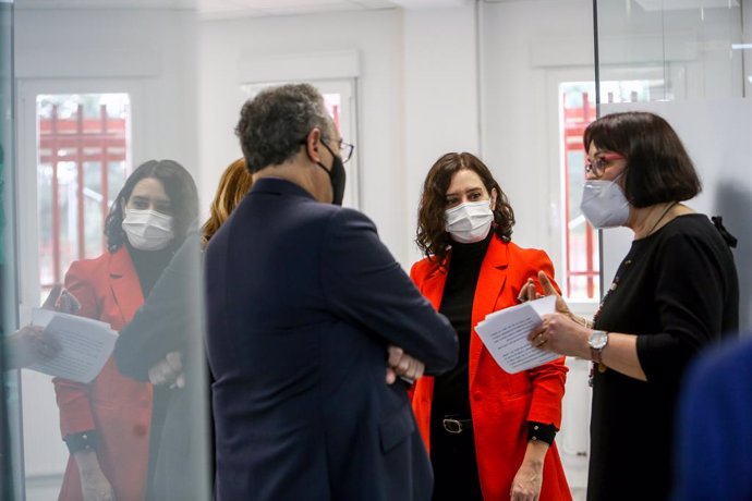 La presidenta de la Comunidad de Madrid, Isabel Díaz Ayuso, visita programada el Instituto de Educación Secundaria (IES) Centro Integral de Formación Profesional a Distancia Ignacio Ellacuría, en Alcorcón, Madrid (España), a 26 de febrero de 2021.