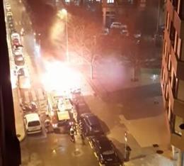 Bomberos intervienen para apagar el fuego intencionado en un contenedor en la carretera Vizcaína, en Gijón