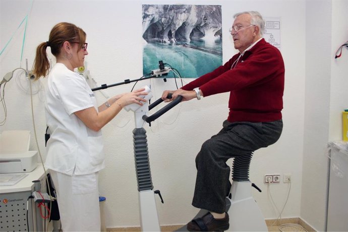 Archivo - El Peset de Valncia realiza un programa de ejercicio para mejorar la calidad de vida de personas con fibrosis pulmonar idiopática
