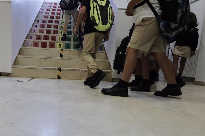 Archivo - Niños subiendo escaleras de un colegio