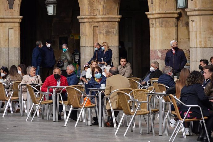 Varias personas en la terraza de un restaurante en el primer día en el que se retrasa el cierre de la hostelería a las 22 horas en la Plaza Mayor de Salamanca, Castilla y León (España), a 26 de febrero de 2021.