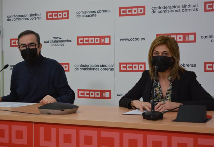 El secretario regional de CCOO, Paco de la Rosa, y la secretaria en Albacete, Carmen Juste, en rueda de prensa.