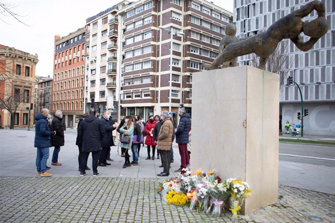 Representantes del Ayuntamiento de Pamplona colocan flores en homenaje a las víctimas de ETA