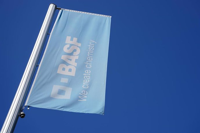 Archivo - FILED - 27 April 2020, Rhineland-Palatinate, Ludwigshafen: A blue flag with the word "BASF" is seen at the main factory of the chemical company BASF. The company is expected to cut around 2000 jobs. Photo: Uwe Anspach/dpa