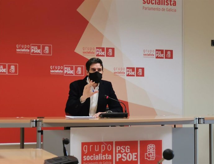 El viceportavoz del PSdeG en el Parlamento de Galicia, Pablo Arangüena, en rueda de prensa.