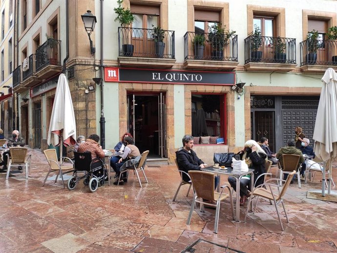 Terrazas de hostelería en Oviedo con personas con mascarilla en las mesas.