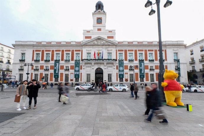 Archivo - Fachada de la Casa de Correos (actual sede del Gobierno de la Comunidad de Madrid) en la que se encuentra el Reloj de la Puerta del Sol 