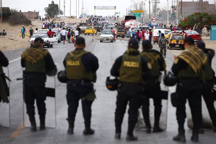 Archivo - 21 December 2020, Peru, Ica: Police officers stand in front of workers of the Agro Exporters who block a road during a protest for not approving the new agricultural law. Photo: El Comercio/GDA via ZUMA Wire/dpa