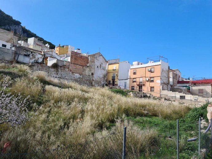 Solar aledaño a la plaza de Santiago.