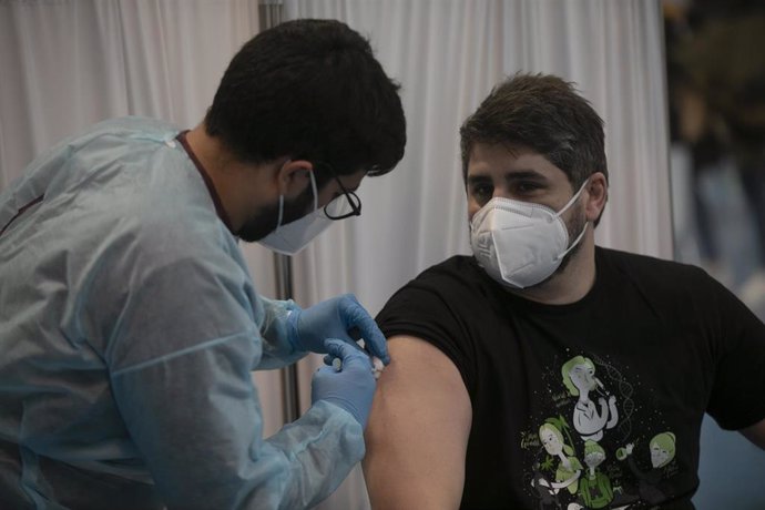 Un hombre recibe la primera dosis de la vacuna AstraZeneca.