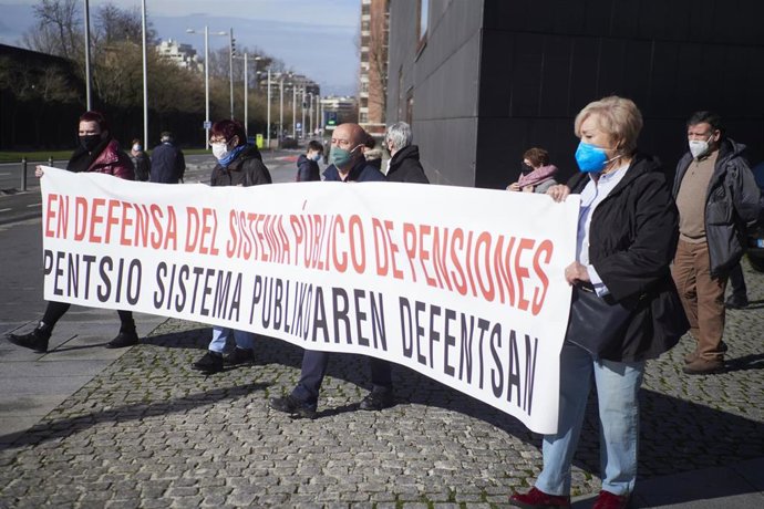Varias personas participan en una manifestación contra las propuestas del Pacto de Toledo y en defensa del sistema público de pensiones, en Pamplona, Navarra (España), a 13 de febrero de 2021. Esta manfiestación ha sido convocada por Amona, Oneka, Pents