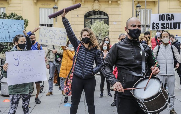 PROTESTA A LAS PUERTAS DEL PALAU DE LA GENERALITAT DE CENTROS DE ENTRENAMIENTO QUE RECHAZAN SU CIERRE Y RECLAMAN SER SERVICIOS ESENCIALES.